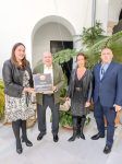 Presidente Asociación amigos de los patios Recogiendo el galardón