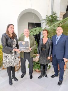 Presidente Asociación amigos de los patios Recogiendo el galardón