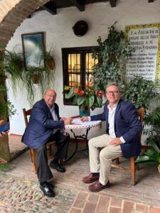 El Patio Saludable de Sanitas pondrá a disposición de los visitantes un punto de hidratación, un área de descanso, consejos saludables, un corner digital donde conocer la app de Sanitas para gestionar su salud de manera digital. La firma del convenio contó con la presencia de Miguel Ángel Roldán Sánchez, presidente de la Asociación Amigos de los Patios Cordobeses, mientras que por parte de Sanitas se contó con la presencia de Pedro Jesús Tienda, director de Zona de Córdoba, Extremadura, Granada, Almería y Jaén.