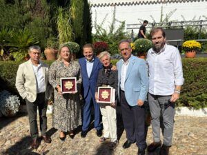 Miembros de la junta directiva con el galardón obtenido en el mayo cordobés 2025