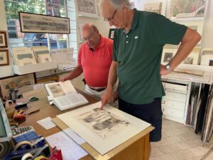 El Presidente de la Asociación con el Artista David Roberts en su Taller